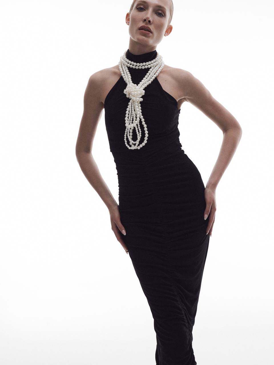 Evening dress with pearl knot