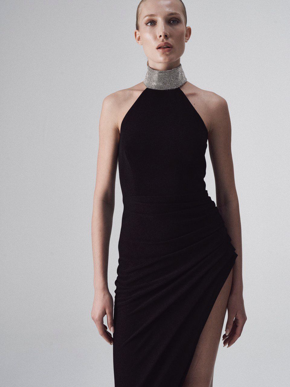 Evening dress in jersey with crystal embellishment on the neck