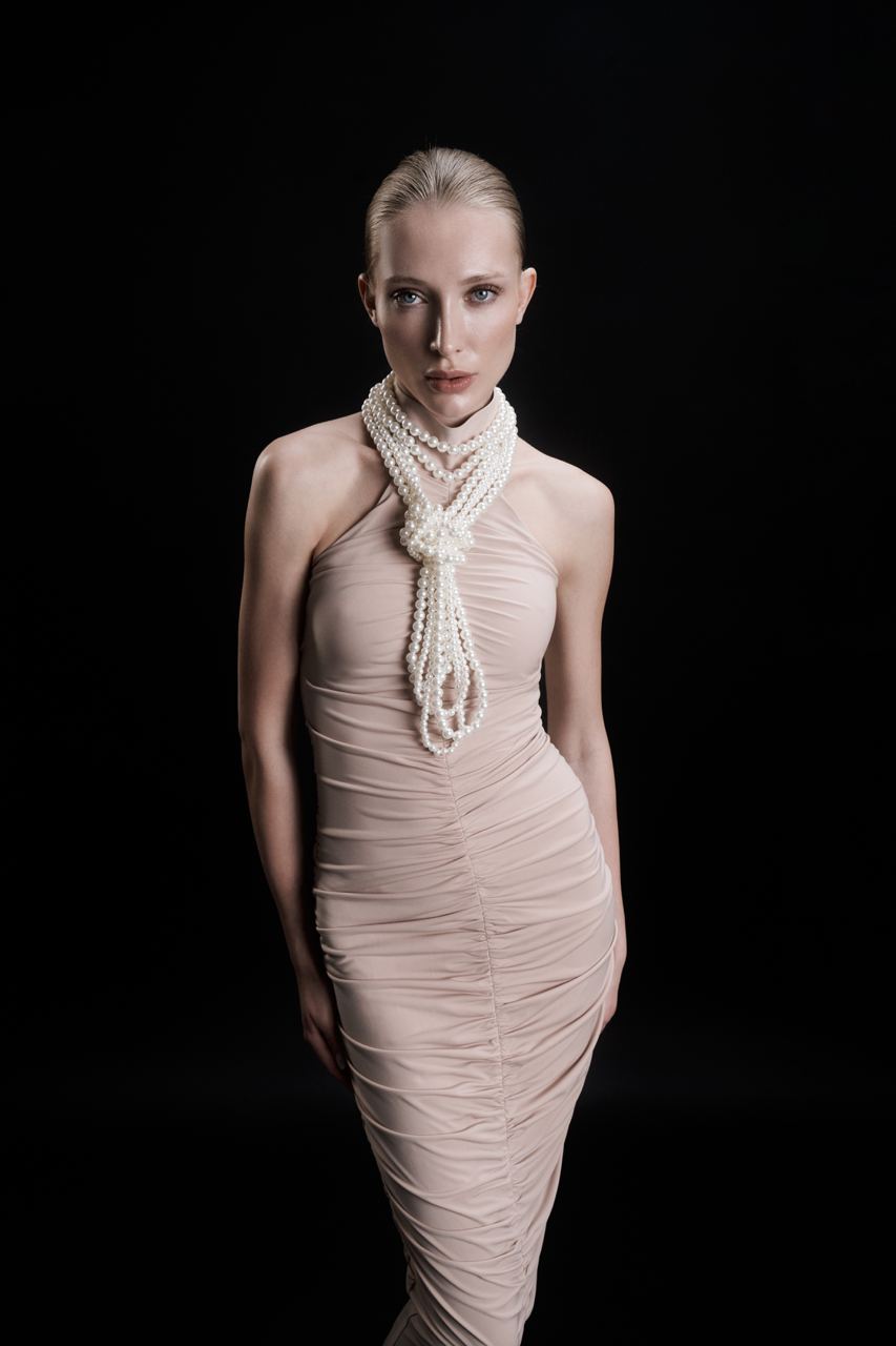 Evening dress with pearl knot