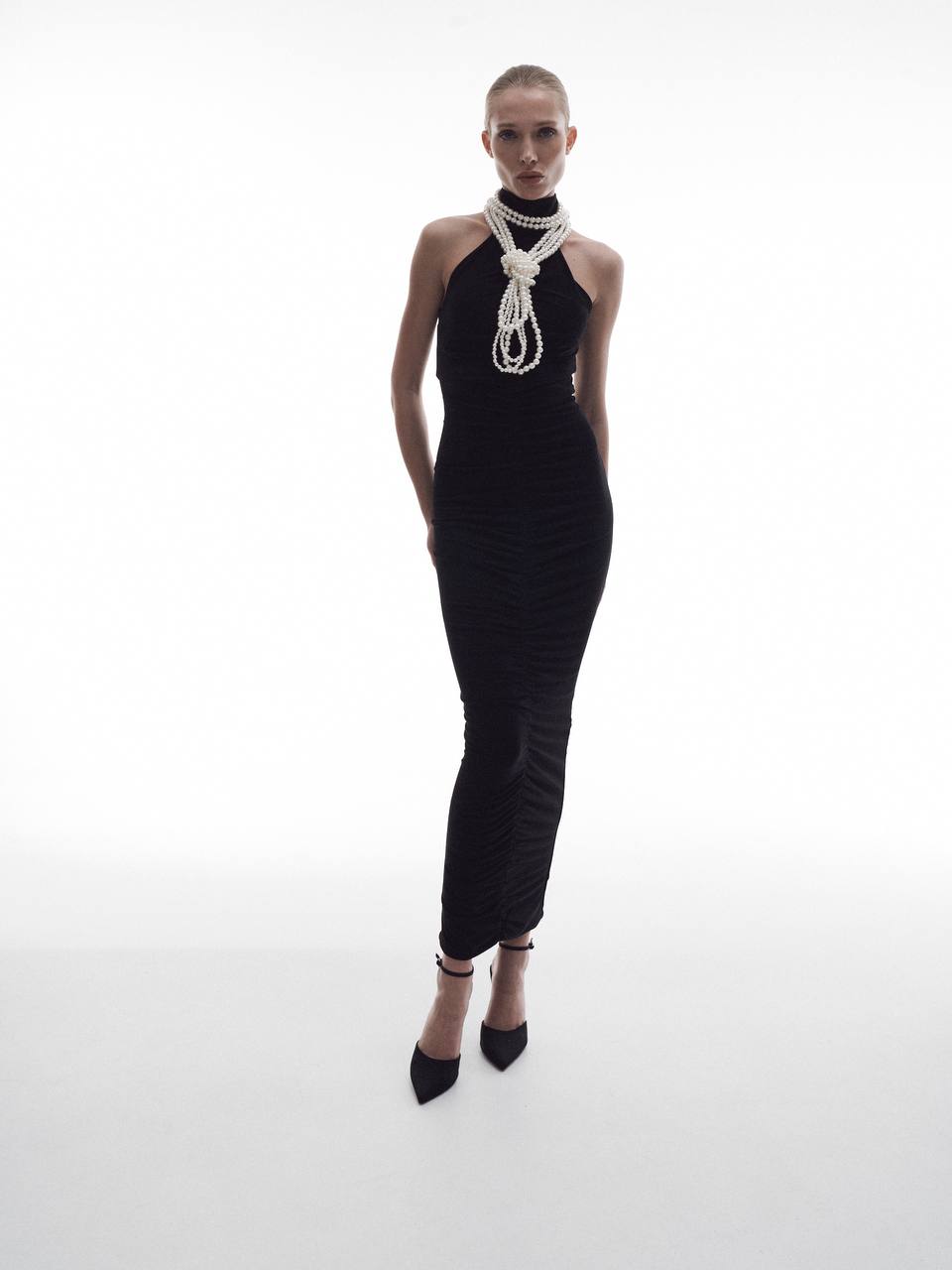 Evening dress with pearl knot